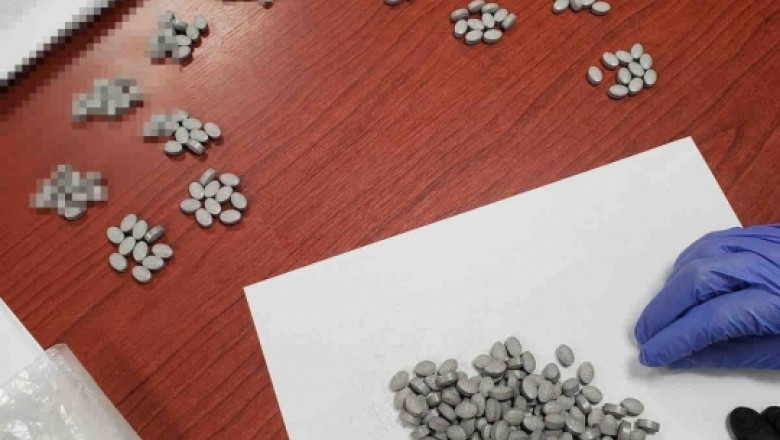 Traficanti de droguri arestati in Capitala. Suspectii tineau heroina ingropata in pamant, la radacina unui copac Imagine