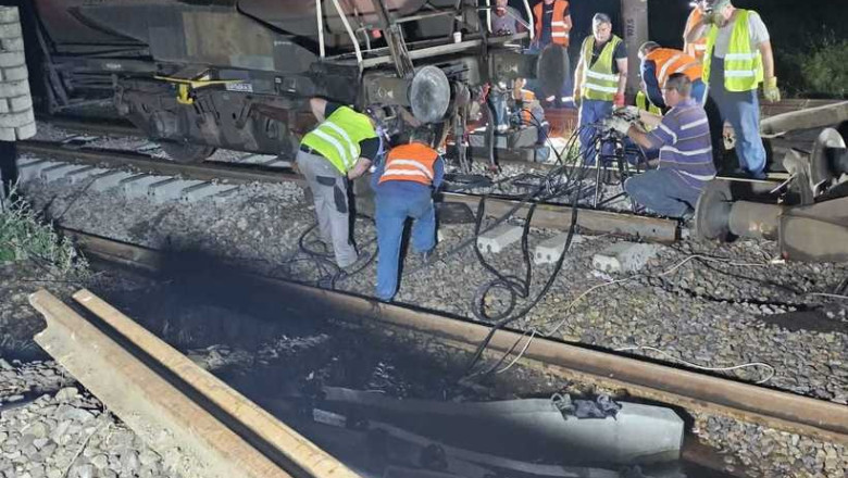 Traficul feroviar a fost reluat pe un fir pe distanta Rosiori-Maldaeni. Continua operatiunile pentru repunerea pe sine trenului deraiat Imagine