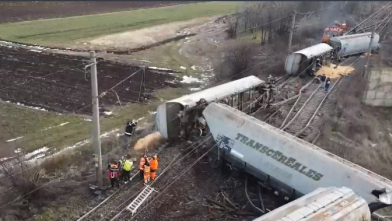 Traficul feroviar e inca blocat pe ruta Craiova-Caracal dupa ce un tren a deraiat ieri. Pana acum s-au ridicat de pe linie trei vagoane Imagine