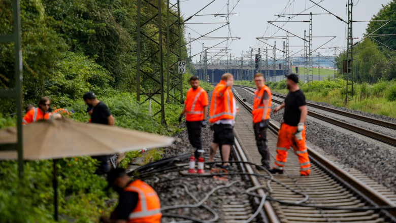 Traficul feroviar intre orasele Duisburg si Dusseldorf a fost perturbat de un incendiu la cabluri. Autoritatile suspecteaza un sabotaj Imagine