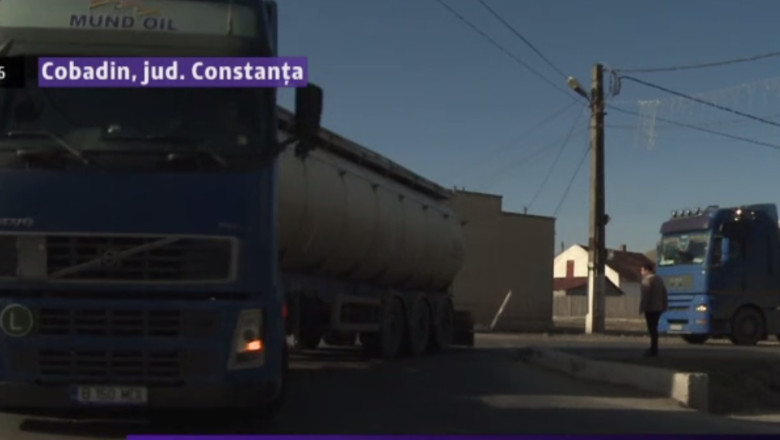 Traficul greu distruge case. Gospodariile oamenilor din Cobadin au crapat de la trepidatii Imagine