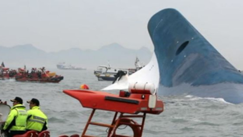 Tragedia din Coreea de Sud. Capitanul feribotului si-a abandonat primul nava Imagine