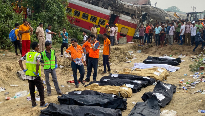 Tragedia secolului in India. Peste 260 de morti si 650 de raniti dupa accidentul de tren. "Unul si-a pierdut mana, altul era mutilat" Imagine