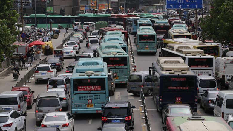 Tragedie in China: 13 morti dupa ce un microbuz s-a ciocnit de un camion pe o autostrada din Henan