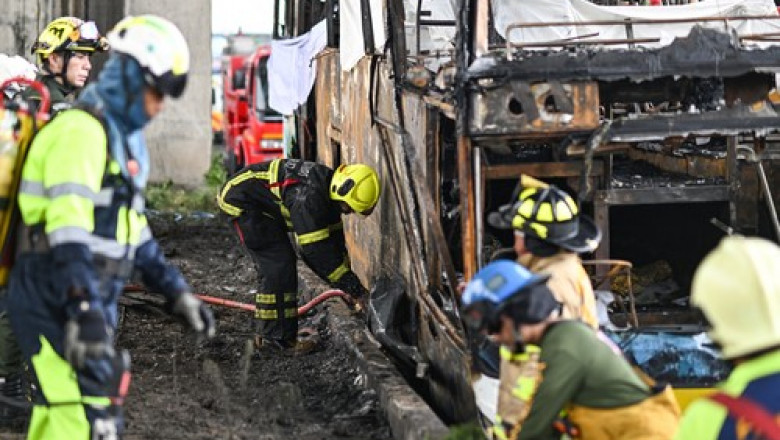 Tragedie in Thailanda: cel putin 10 morti intr-un accident de autobuz cu zeci de elevi la bord, langa Bangkok Imagine