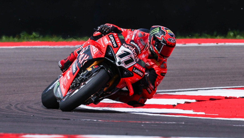 Tragedie la campionatul britanic de superbike: Doi motociclisti au murit in urma unui carambol Imagine