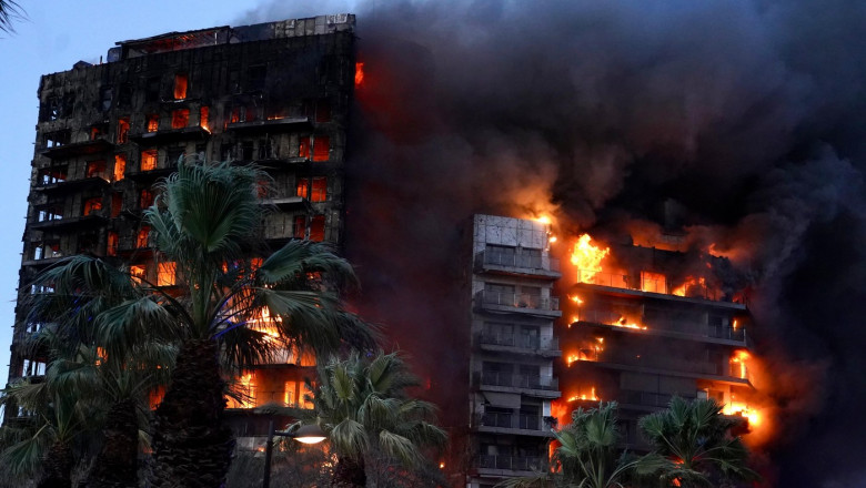 Tragedie la Valencia. 4 morti si 15 disparuti in urma unui incendiu urias care a cuprins doua blocuri Imagine