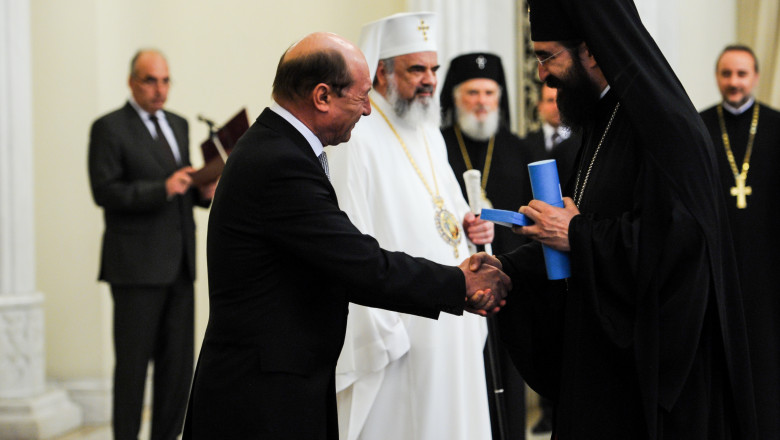 Traian Basescu a decorat zece prelati din comunitatile de romani din strainatate Imagine