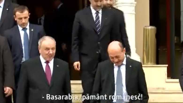Traian Basescu a fost huiduit la Iasi. Presedintele a ignorat strigatele si a facut baie de multime Imagine