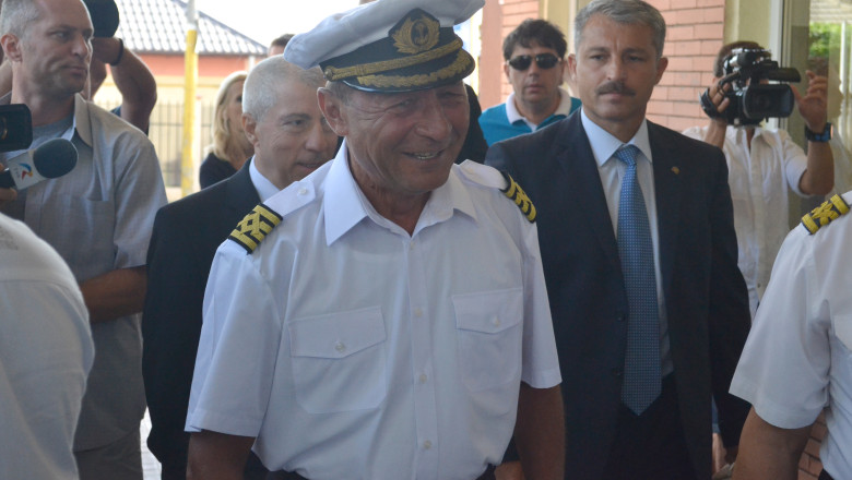 Traian Basescu a sarbatorit pe ritmuri disco 37 de ani de la absolvirea Academiei Navale Imagine