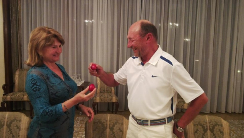 Traian Basescu: Cele mai de succes poze sunt cele in care apar cu sotia Imagine