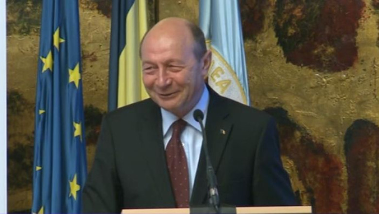 Traian Basescu, despre arestul la domiciliu: Orice femeie s-ar bucura sa aiba barbatul acasa, facand treaba prin curte Imagine