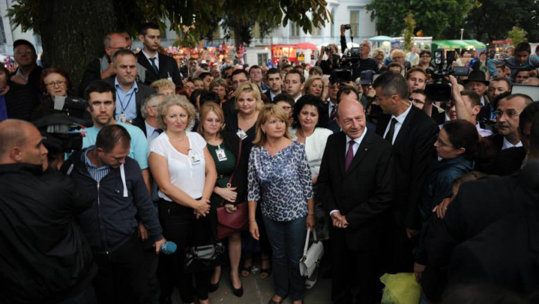 Traian Basescu, dezvelind o statuie la Sannicolau Mare, catre Maria Basescu: „Meriti o statuie pentru ca esti o sotie buna” Imagine