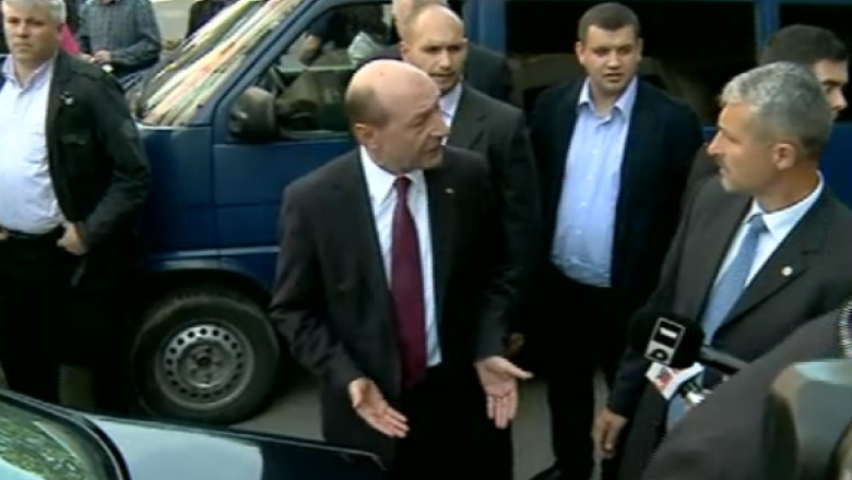 Traian Basescu, huiduit de 20 de pensionari la Iasi. Presedintele: „Eu v-am trecut prin criza, doamna, ca altfel erati ca in Grecia!” Imagine