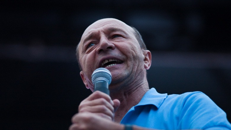 Traian Basescu ii sfatuieste pe tinerii care vor sa intre in politica sa nu se lase pe mana presei Imagine