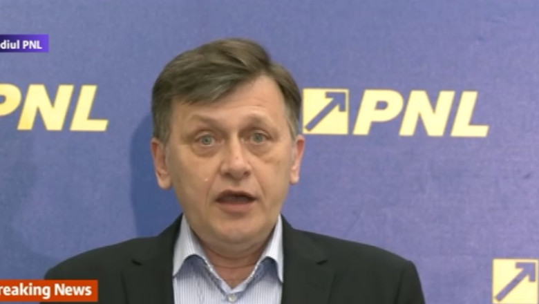 Traian Basescu: Il felicit pe Crin Antonescu ca nu si-a facut ziua de nastere pe stadion Imagine