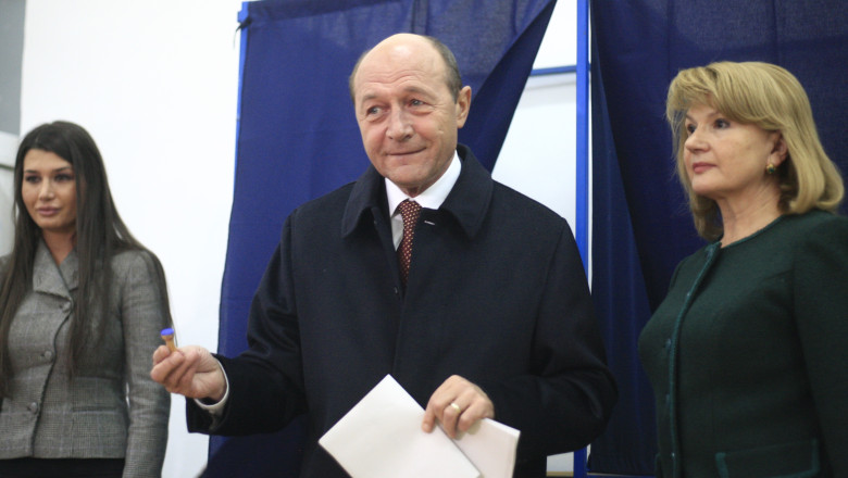 Traian Basescu, intrebat cu cine va vota in turul doi, razand: „Pot spune ca o sa ii votez pe amandoi?” Imagine