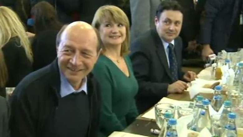 Traian Basescu, la berarie impreuna cu sotia si mai multi membri PMP Imagine