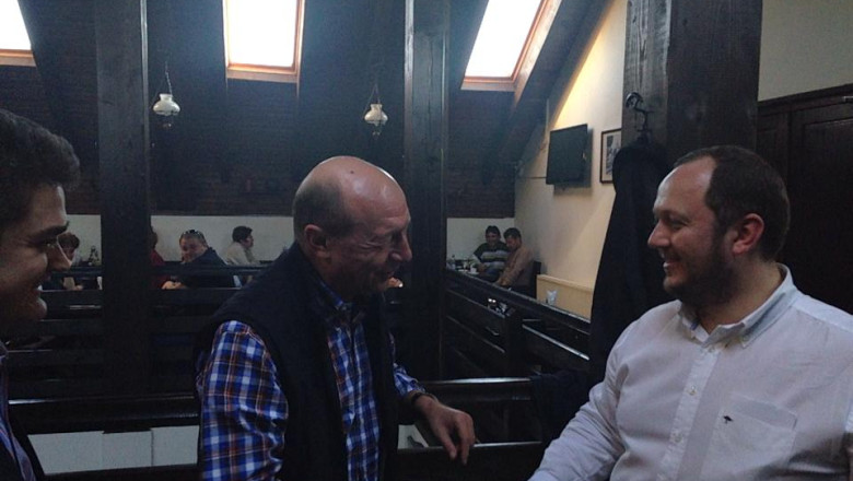 Traian Basescu, la restaurant, dupa mitingul Miscarii Populare Imagine