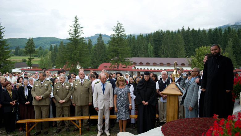 Traian Basescu, la slujba de Sfanta Maria la Izvorul Muresului Imagine