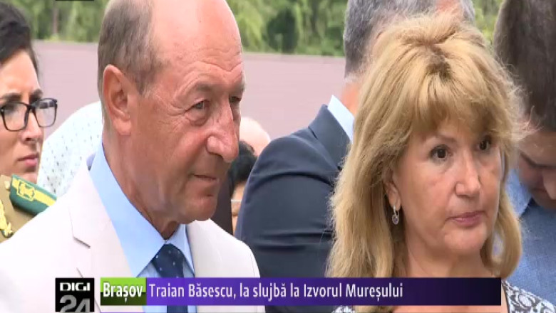 Traian Basescu, la slujba la manastirea din Izvorul Muresului Imagine