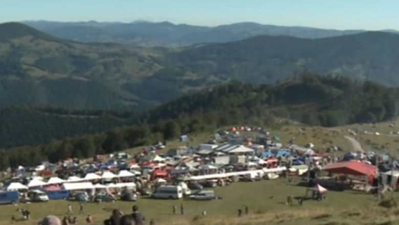 Traian Basescu participa la Targul de Fete de pe Muntele Gaina Imagine