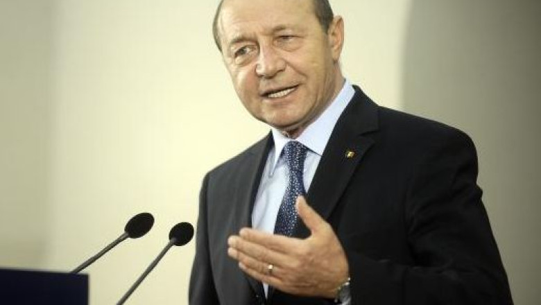 Traian Basescu, pe autostrada Arad - Nadlac: Guvernul sa se trezeasca, ce se intampla e o emblema a neputintei Imagine