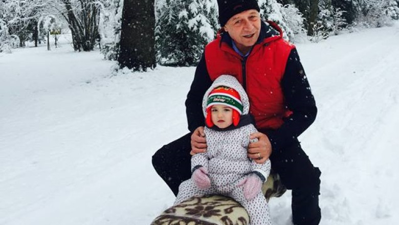 Traian Basescu se bucura de prima zapada. Si-a scos nepotica la sanius  Imagine