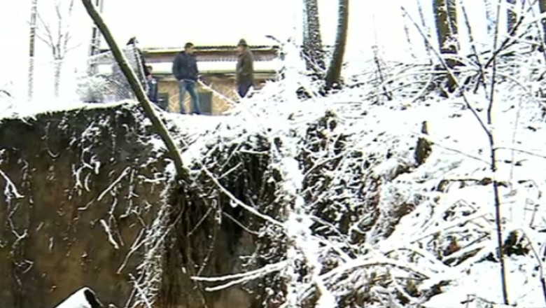 Traiesc pe marginea prapastiei din cauza alunecarilor de teren Imagine