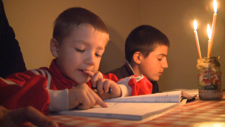 Traiul la lumina lumanarii. Zeci de familii stau in cel mai nou cartier din oras, dar nu au curent electric Imagine