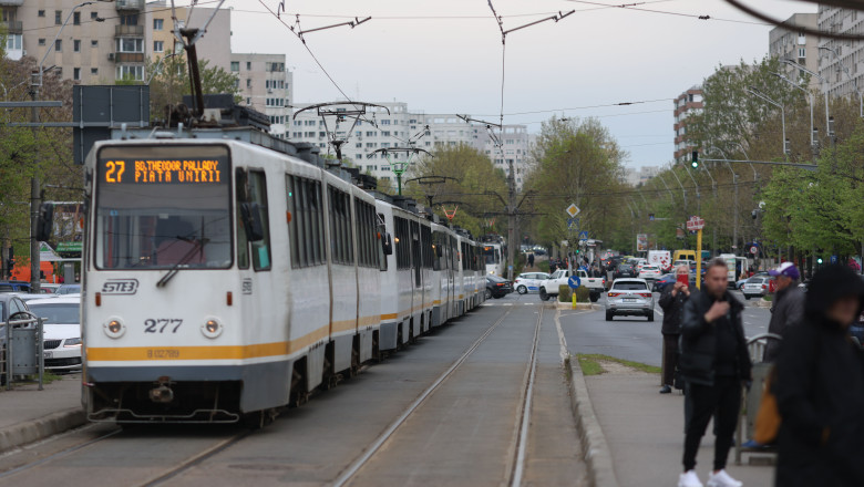 Tramvai deraiat pe Bulevardul Theodor Pallady din Bucuresti. Circulatia liniilor 19, 27 si 49 este blocata Imagine
