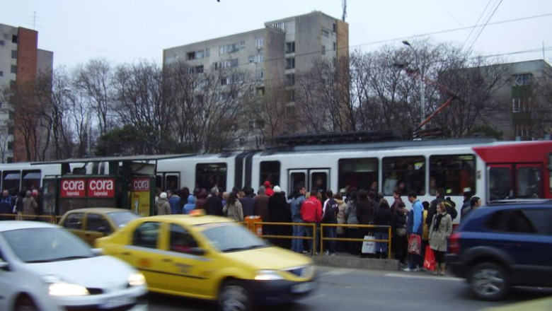 Tramvaie pline pe linia 41. Bucurestenii s-au batut in statii pentru a urca sa mearga la parada Imagine