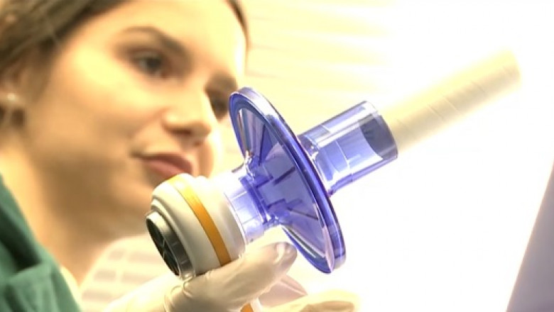 Tramvaiele din Timisoara s-au transformat in cabinete medicale pe roti. Calatorii isi pot face spirometrii gratuite Imagine