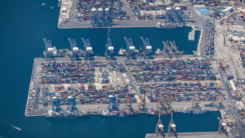 Transferul de material militar catre Israel s-a impotmolit la Pireu, din cauza unor angajati portuari Imagine