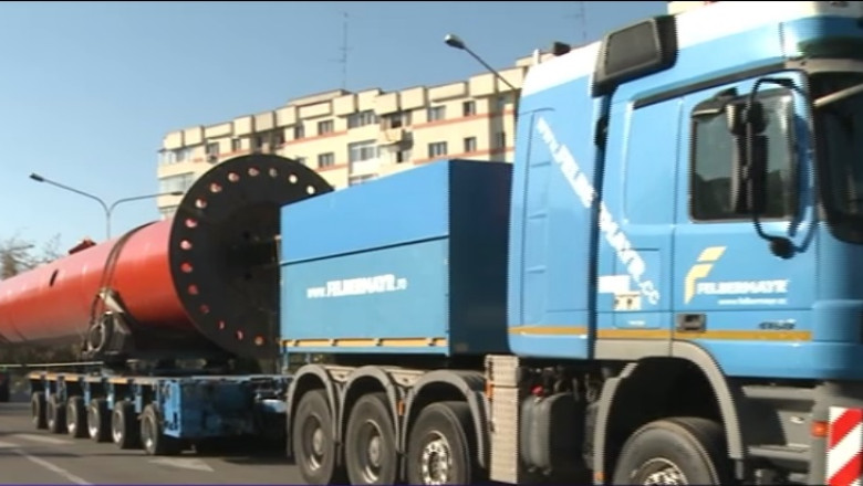 Transport agabaritic in Capitala. Un pilon de 52 de metri va fi montat in parcul Moghioros Imagine
