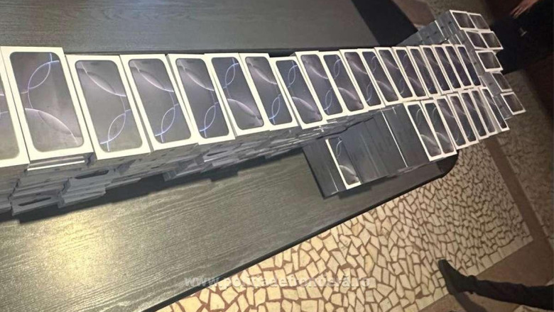 Transport de aproape 500 de telefoane mobile contrafacute, descoperit la Nadlac. La cat s-ar ridica valoarea lor Imagine