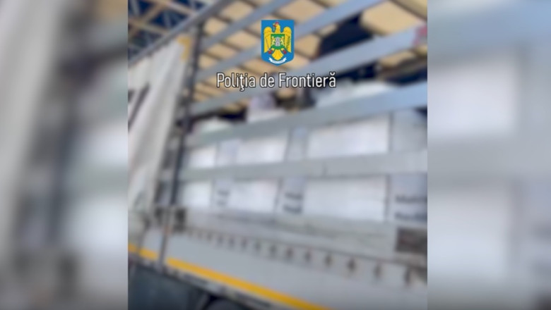 Transport ilegal. 47 de migranti, ascunsi printre saci cu granule din plastic si baxuri cu apa minerala Imagine