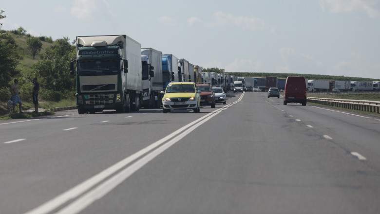 Transportatorii, revoltati din cauza inchiderii DN7 Valea Oltului si a restrictiilor pe Podul Giurgiu-Ruse: Creste riscul de accidente Imagine
