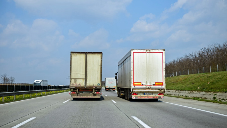 Transporturi incendiate pentru despagubiri. O retea organizata dadea foc la TIR-uri in care trebuia sa fie marfa de lux Imagine