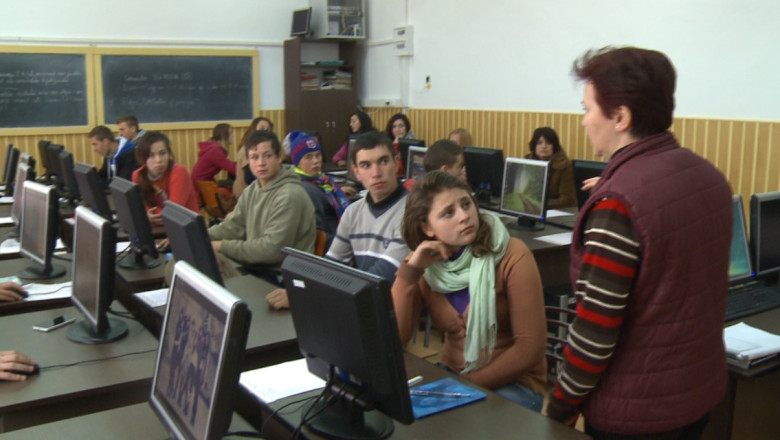 Tratati cu indiferenta. Sute de profesori asteapta de ani de zile decontarea navetei Imagine