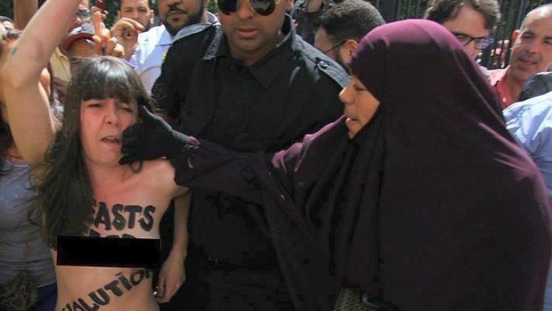 Trei activiste Femen, arestate in Tunisia dupa ce au protestat la bustul gol, o premiera intr-o tara araba Imagine