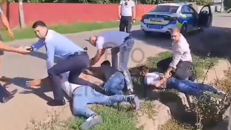 Trei barbati au fost prinsi in trafic dupa ce au incercat sa santajeze o adolescenta ca sa-i inapoieze telefonul mobil Imagine