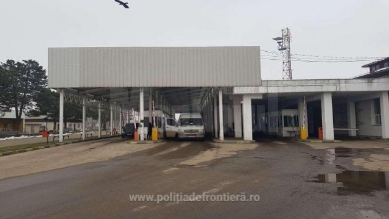 Trei barbati in uniforme militare au incercat sa intre in Romania cu material folosit la fabricarea bombelor Imagine