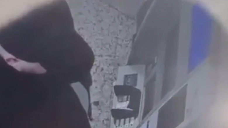 Trei barbati si o femeie, trimisi in judecata dupa ce au torturat un barbat pentru a-i afla PIN-ul cardului. Victima a murit la spital Imagine