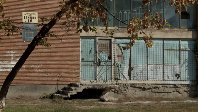 Trei camine care ar putea gazdui sute de studenti sunt in paragina, cu lacatul pe usa Imagine