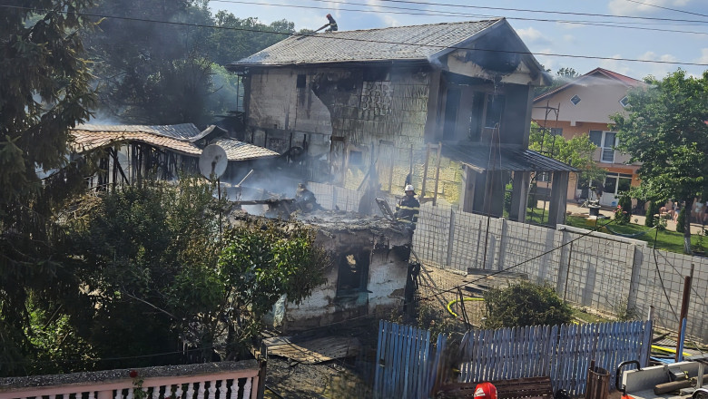 Trei case au ars in Giurgiu. Incendiul, provocat de un scurtcircuit. O persoana a fost dusa la spital Imagine