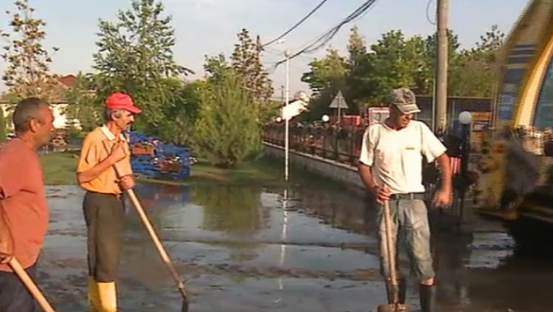 Trei case distruse, dupa o ploaie torentiala Imagine