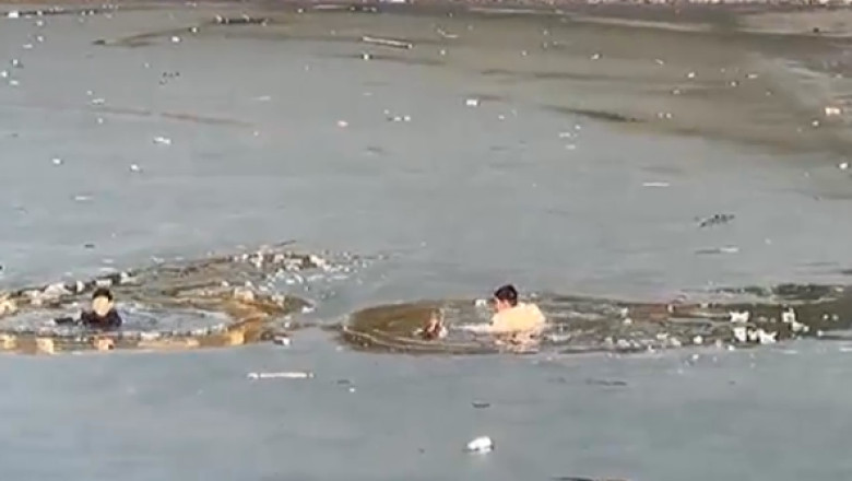 Trei copii care au cazut intr-un lac inghetat au fost salvati de trecatori Imagine