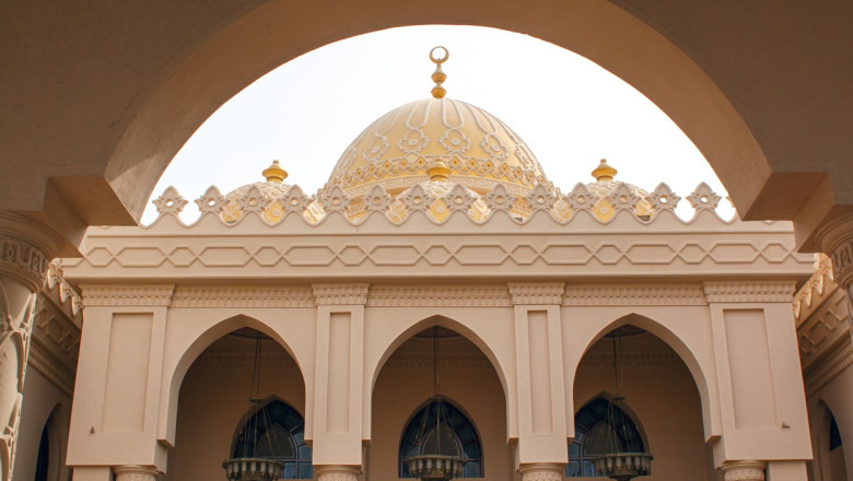 Trei egipteni, arestati din cauza unui cantec filmat intr-o moschee. Ei ar fi acuzati de „terorism” si „difuzare de informatii false” Imagine