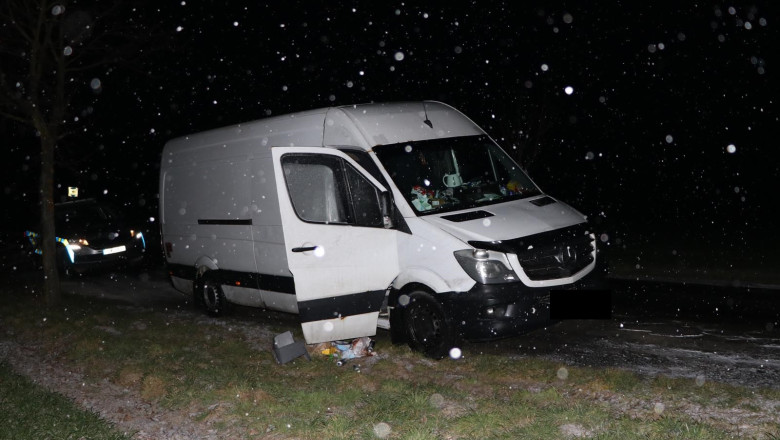 Trei falsi politisti au jefuit doi romani pe o autostrada din Cehia si i-au lasat fara 6.300 de euro si masina Imagine